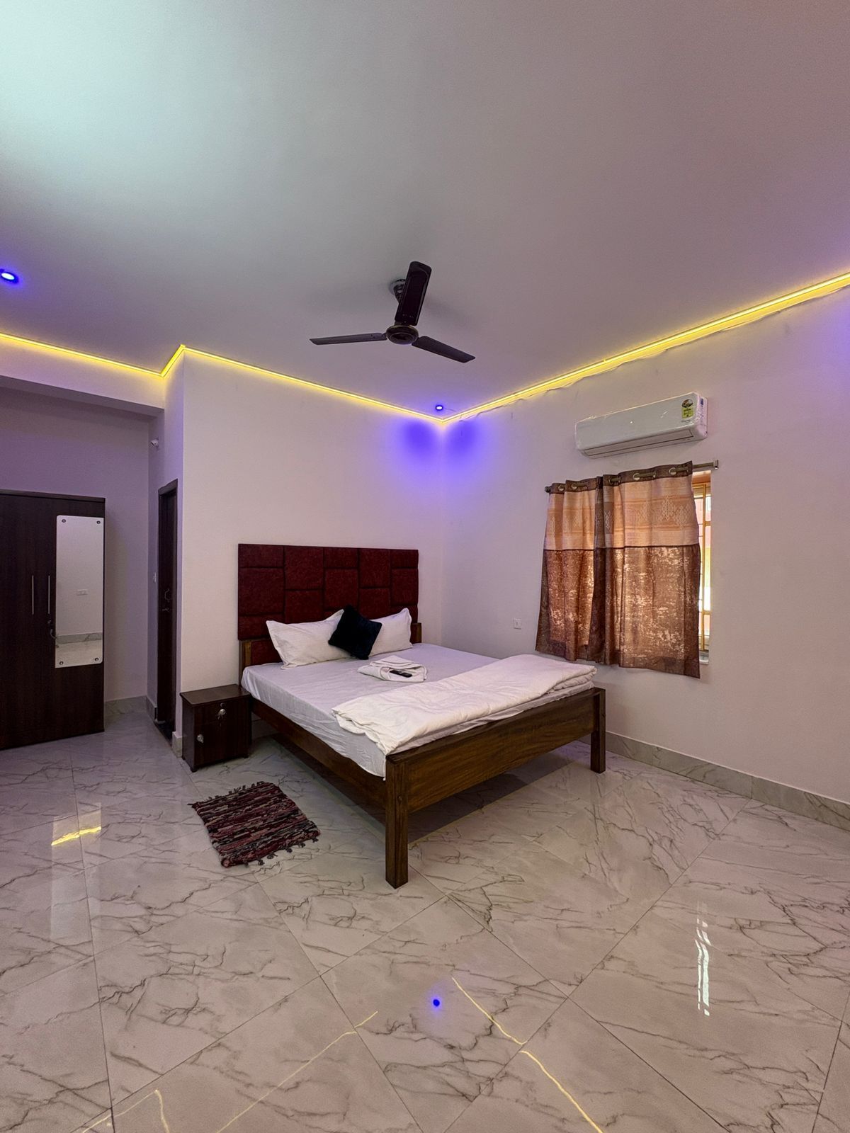 Suite | Desk, laptop workspace, WiFi