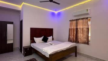 Suite | Desk, laptop workspace, WiFi