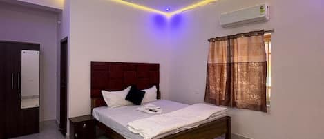 Suite | Een bureau, een laptopwerkplek, wifi