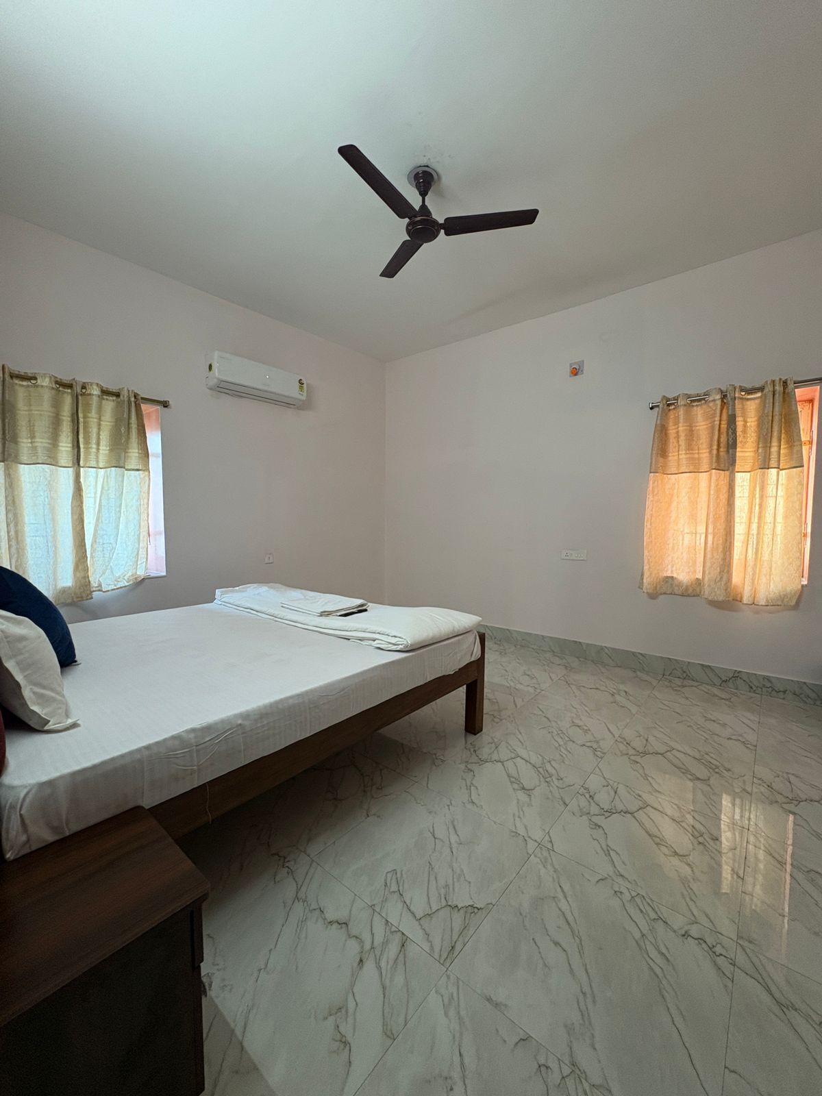 Escritorio, espacio para trabajar con laptop y wifi 