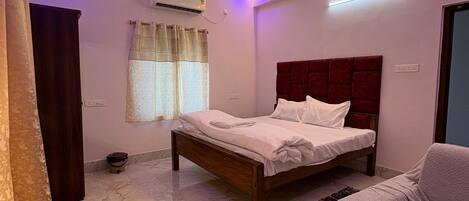 Suite | Desk, laptop workspace, WiFi