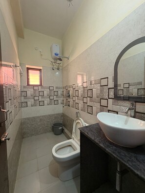 Chuveiro, toalhas de banho, sabonete