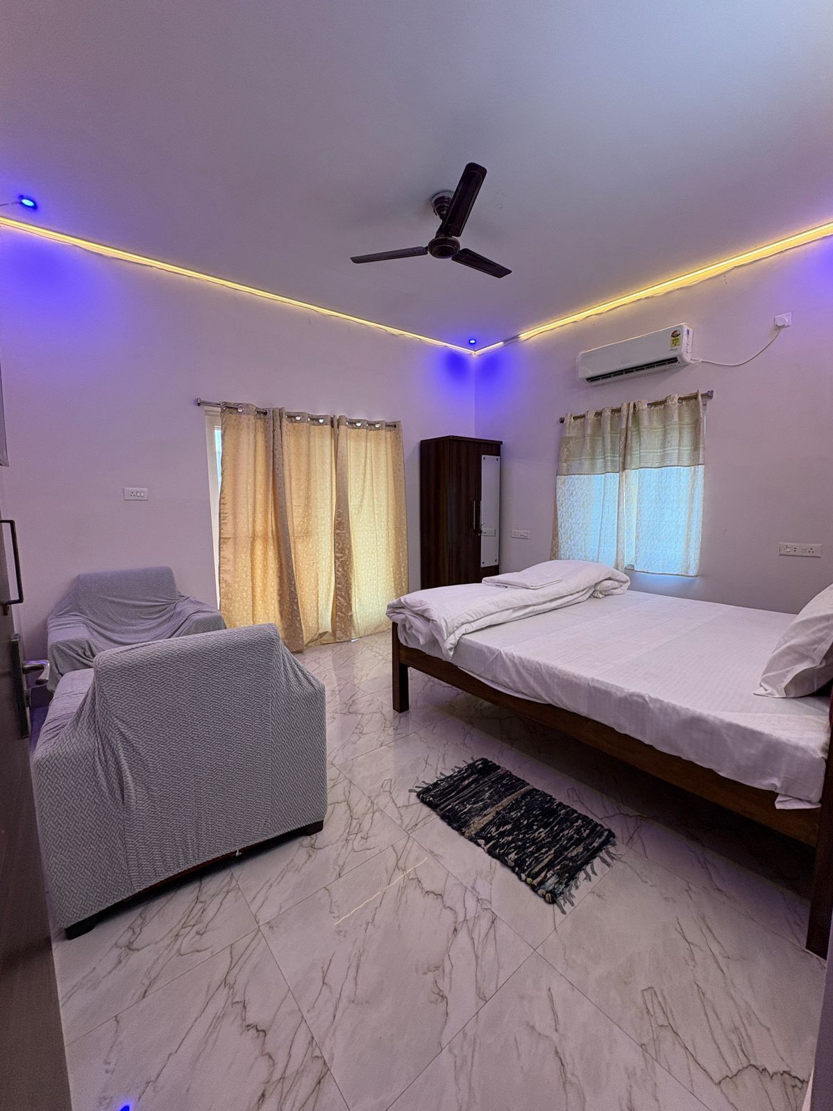 Suite | Desk, laptop workspace, WiFi