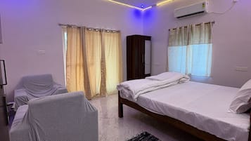 Suite | Desk, laptop workspace, WiFi