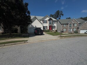 Exterior - Spacious 6-bedroom charming home with AC and fitness room, and sauna. (Douglasville)