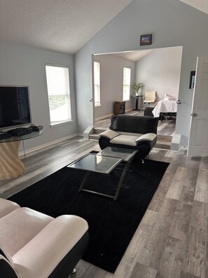 Living area - Spacious 6-bedroom charming home with AC and fitness room, and sauna. (Douglasville)