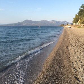 Beach - 2-bedroom house in Asproneri with stunning panoramic water views and AC comfort. (Kamena Vourla)
