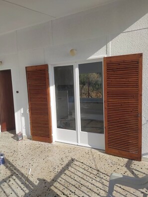 Exterior detail - 2-bedroom house in Asproneri with stunning panoramic water views and AC comfort. (Kamena Vourla)