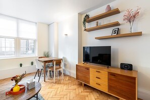 Interior - Modern London Bridge Retreat (London)