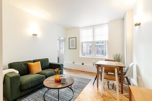 Interior - Modern London Bridge Retreat (London)