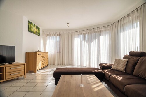 Spacious 3BR in Böblingen, Walk to Lakes, Transit & Authentic German Restaurant