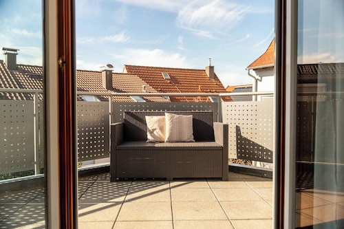 Spacious 3BR in Böblingen, Walk to Lakes, Transit & Authentic German Restaurant