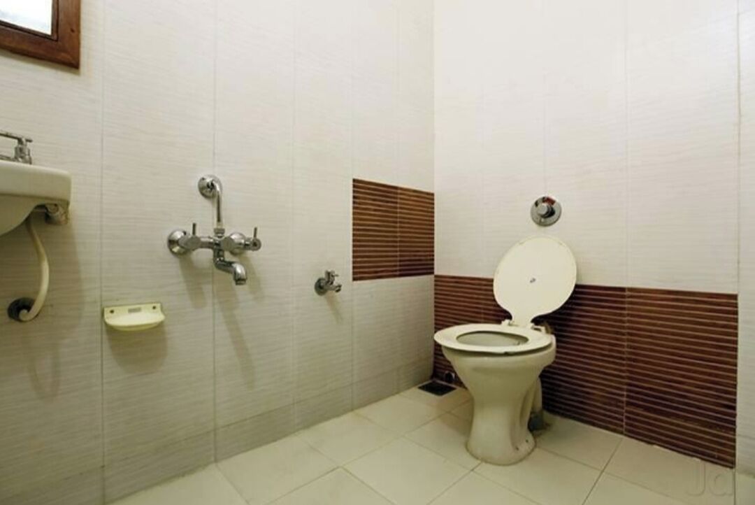 Shower, free toiletries, towels, soap