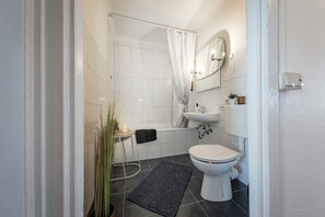 Haartrockner, Handtücher, Seife, Toilettenpapier