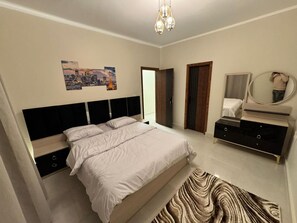 7 bedrooms, WiFi, bed sheets - 7-bedroom palace for daily rent Luxury living, privacy, and premium amenities. (El Sheikh Zayed City)