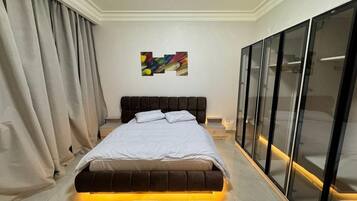 7 bedrooms, WiFi, bed sheets