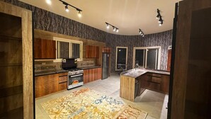 Una cocina moderna con una isla central, armarios empotrados y un salpicadero decorativo.