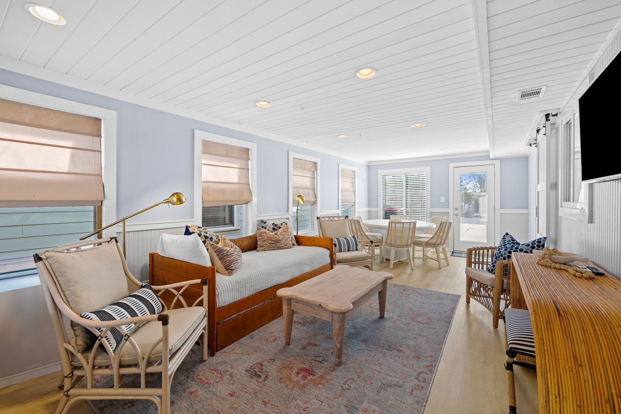 TV connectée, cheminée, table de tennis de table