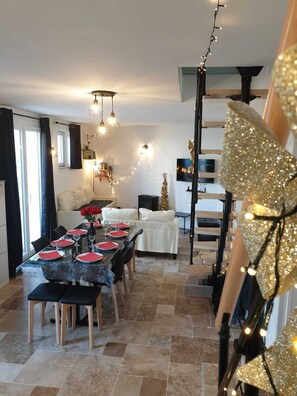 Dining - 🔥 Favourite : "Chalet Cosy Neuf ❤️ 8 pers - Historical heart of Fontenay" (Fontenay-le-Comte)