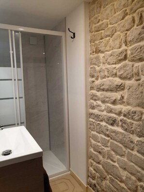 Sèche-cheveux, serviettes fournies, papier toilette