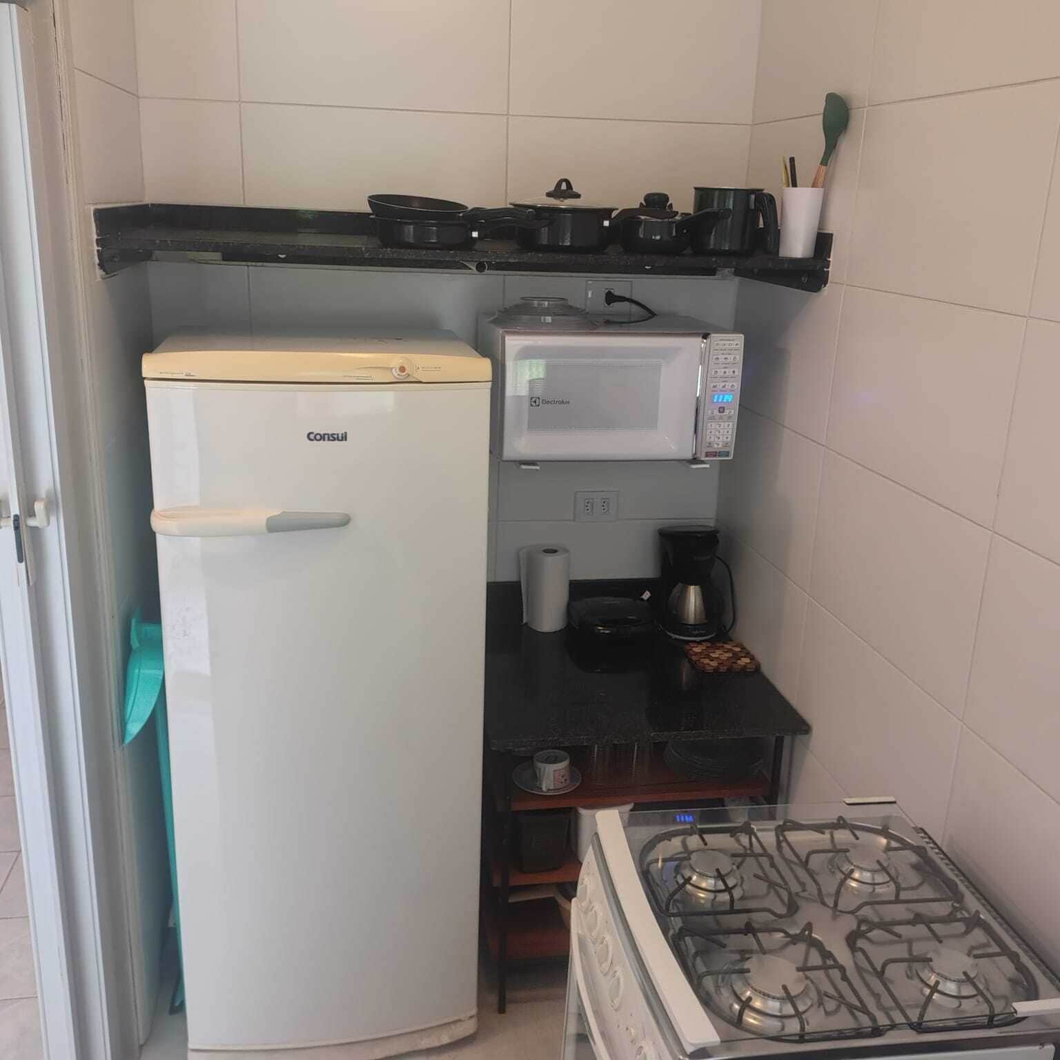 Refrigerador, microondas, utensilios de cocina