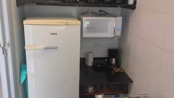 Refrigerador, microondas, utensilios de cocina