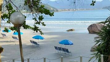 En la playa, arena blanca, 3 bares en la playa