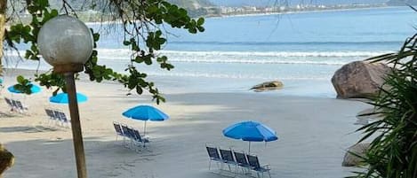 Ubicación a pie de playa, arena blanca y 3 bares en la playa