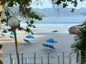 Am Strand, weißer Sandstrand, 3 Strandbars