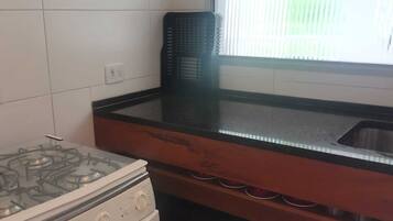 Refrigerador, microondas, utensilios de cocina