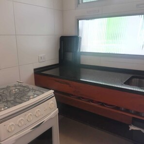 Fridge, microwave, cookware/dishes/utensils - Wembley Mar by Casarão Concept (Ubatuba)