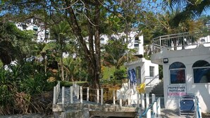 Un puente que conduce a un edificio blanco con un letrero que indica propiedad privada.