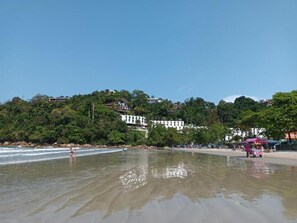 Am Strand, weißer Sandstrand, 3 Strandbars