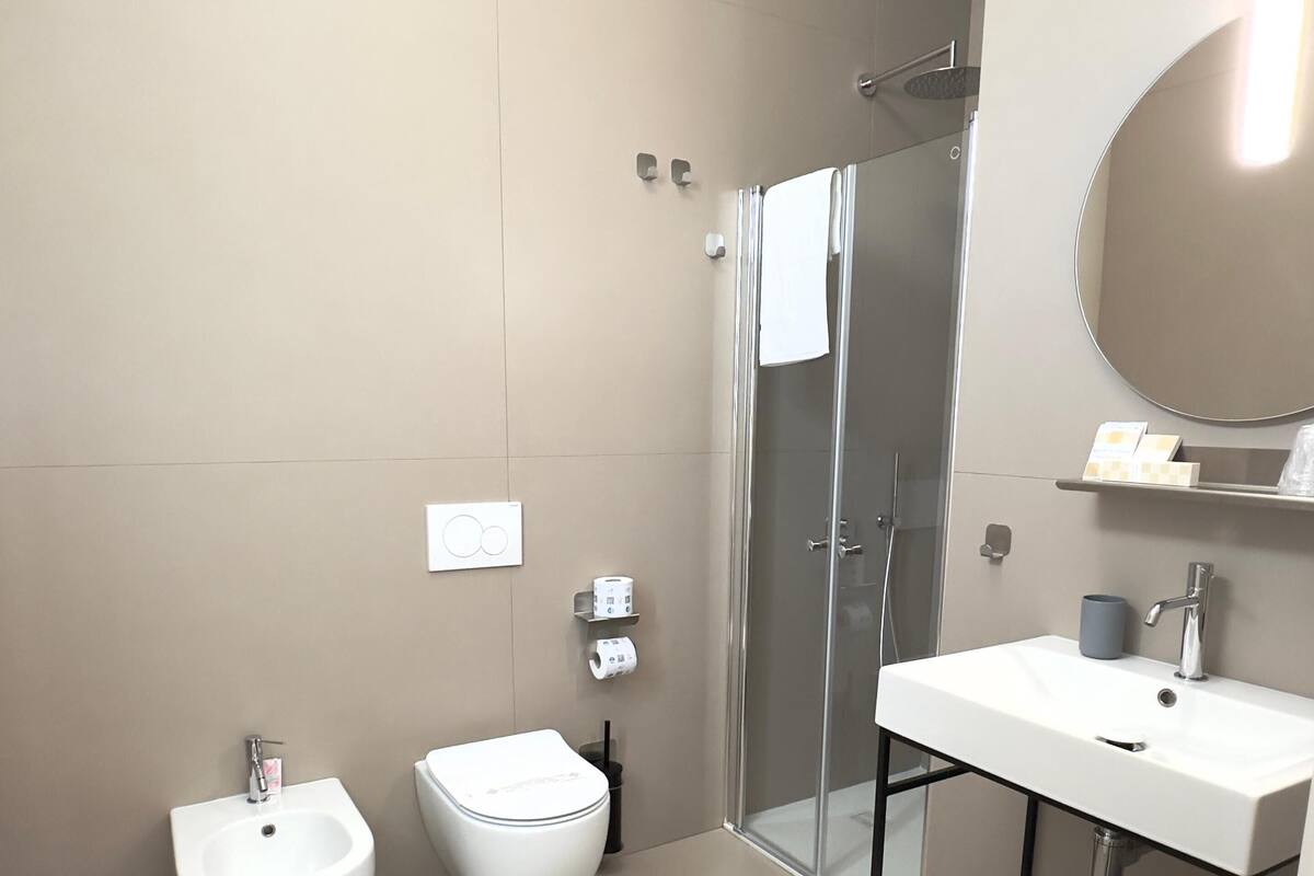 Chambre quadruple luxueuse, vue sur la ville | Salle de bain | Douche, articles de toilette (gratuits), séchoir à cheveux, peignoirs