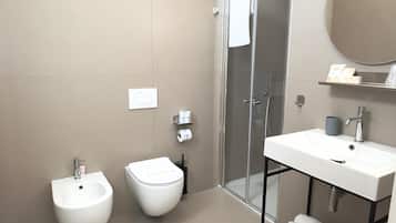 Luxury-Vierbettzimmer, Stadtblick | Badezimmer | Dusche, kostenlose Toilettenartikel, Haartrockner, Handtücher