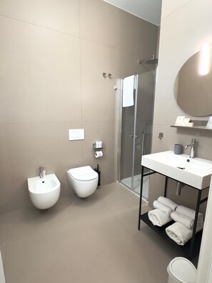 Kamar Quadruple Mewah, pemandangan kota | Kamar mandi | Shower, perlengkapan mandi gratis, pengering rambut, dan handuk