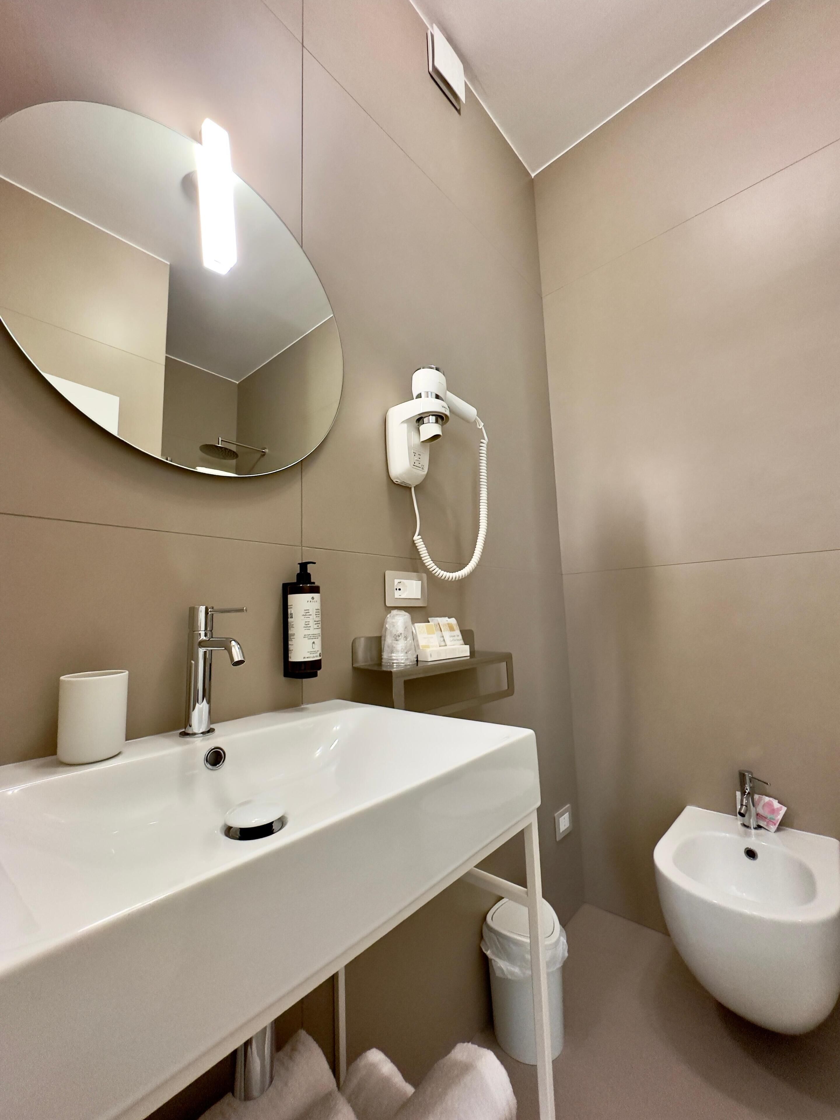 Douche, articles de toilette gratuits, sèche-cheveux