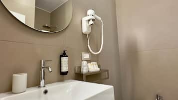 Douche, articles de toilette gratuits, sĂšche-cheveux