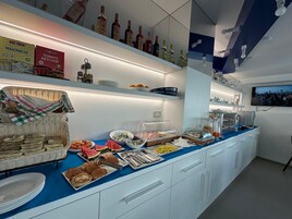 Free daily buffet breakfast