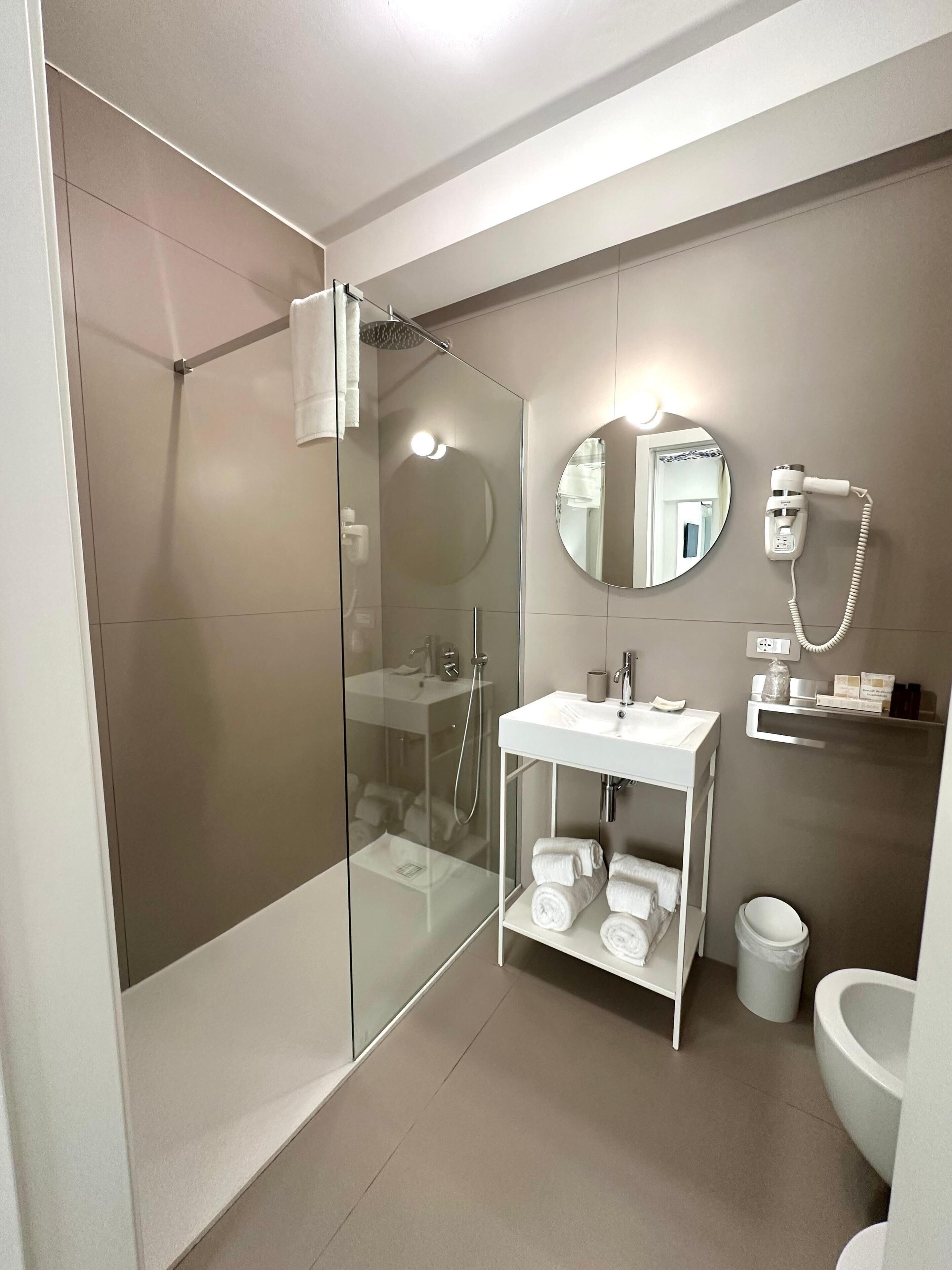 Kamar Double Mewah, balkon | Kamar mandi | Shower, perlengkapan mandi gratis, pengering rambut, dan handuk