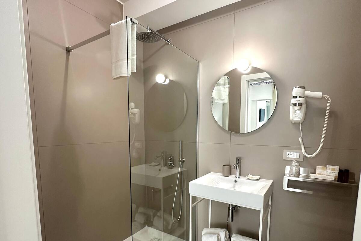 Chambre luxueuse double, balcon | Salle de bain | Douche, articles de toilette (gratuits), séchoir à cheveux, peignoirs