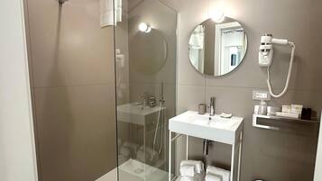 Luxury Double Room, Balcony | Bathroom | Shower, free toiletries, hair dryer, towels