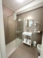 Luxus szoba kétszemélyes ággyal, erkély | Fürdőszoba | Zuhanyzó, ingyenes piperecikkek, hajszárító és fürdőköpenyek
