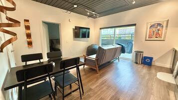 Condo Cao cấp, 2 phòng ngủ, quang cảnh sân vườn | Khu phòng khách | Smart TV 55-inch có truyền hình kỹ thuật số, Netflix, Hulu