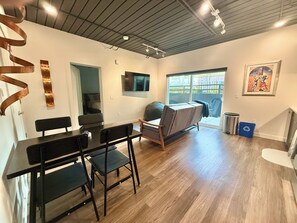 Luxury Condo, 2 Bedrooms, Courtyard View | Living area | 55-inch Smart TV with digital channels, Netflix, Hulu - Luxury Central City Escape (Salt Lake City)