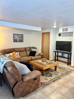Living area - Hillside Haven Anchorage (Anchorage)