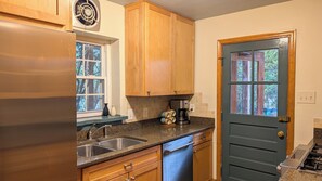 Microwave, oven, stovetop, dishwasher - Charming Carytown gem in an unbeatable location (Richmond)
