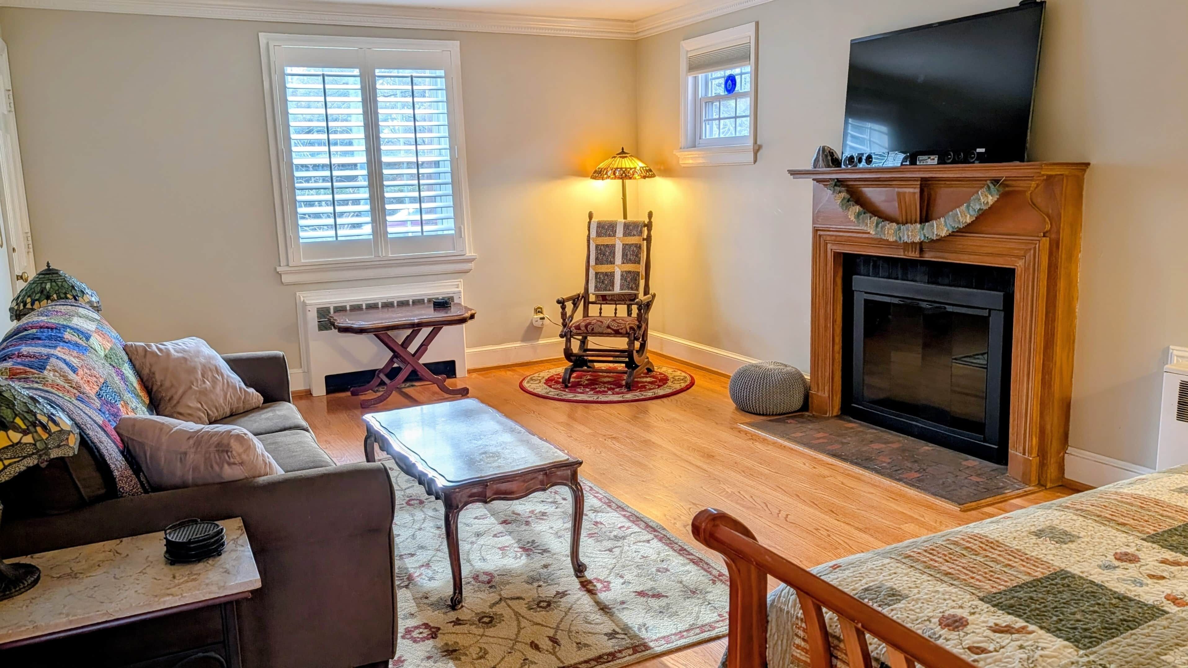 Televisión y chimenea 