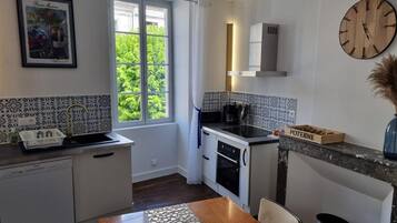 Réfrigérateur, micro-ondes, four, plaque de cuisson