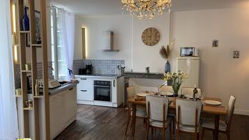 Fridge, microwave, oven, stovetop